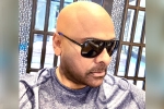 Chiranjeevi latest updates, Chiranjeevi bald head, chiranjeevi surprises tollywood in a new look, Kcr