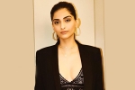 Sonam Kapoor latest, Sonam Kapoor pictures, sonam flaunts off her curves, Fashion icon