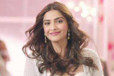 Sonam Kapoor to yield Megaphone},{Sonam Kapoor to yield Megaphone