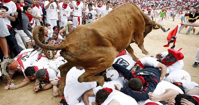 Bull gores an Amarican in Pamplona&#039;s San Fermin festival},{Bull gores an Amarican in Pamplona&#039;s San Fermin festival