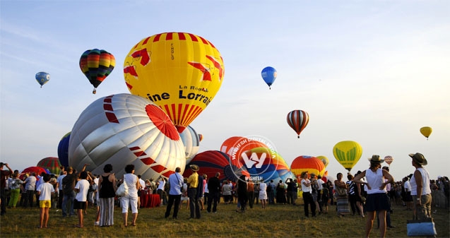 400 hot air balloons took off in France},{400 hot air balloons took off in France